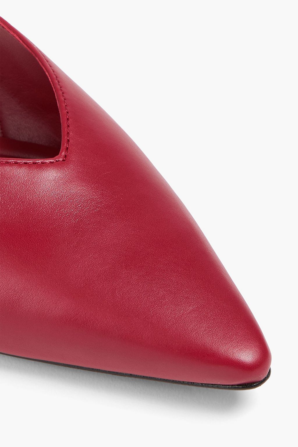 VINCE. حذاء "إيناس" مسطّح من الجلد بمقدّمة مدبّبة وحزام خلفي