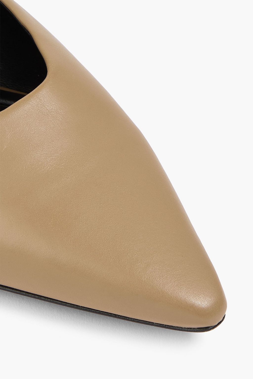 VINCE. حذاء مسطّح "إيزابيل" بمقدمة مدببة من الجلد