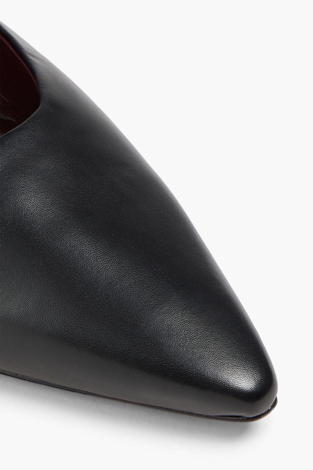 VINCE. حذاء مسطّح "إيزابيل" بمقدمة مدببة من الجلد