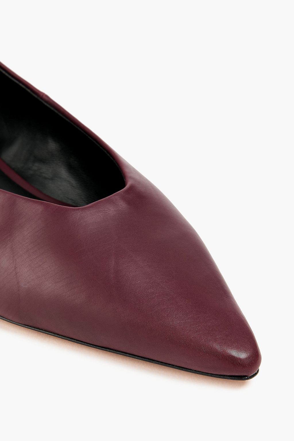 VINCE. حذاء مسطّح "إيزابيل" بمقدمة مدببة من الجلد