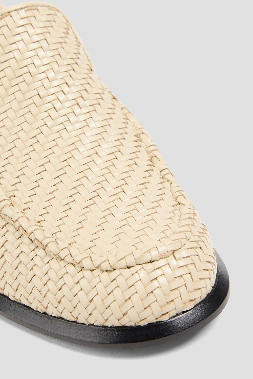 VINCE. حذاء لوفر "نعومي" من الجلد المنسوج