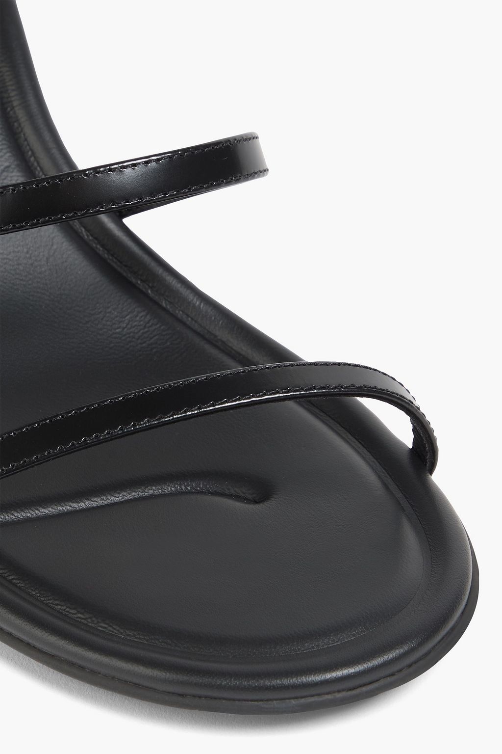 VINCE. صندل "جوسي" بحزام خلفي من الجلد اللامع