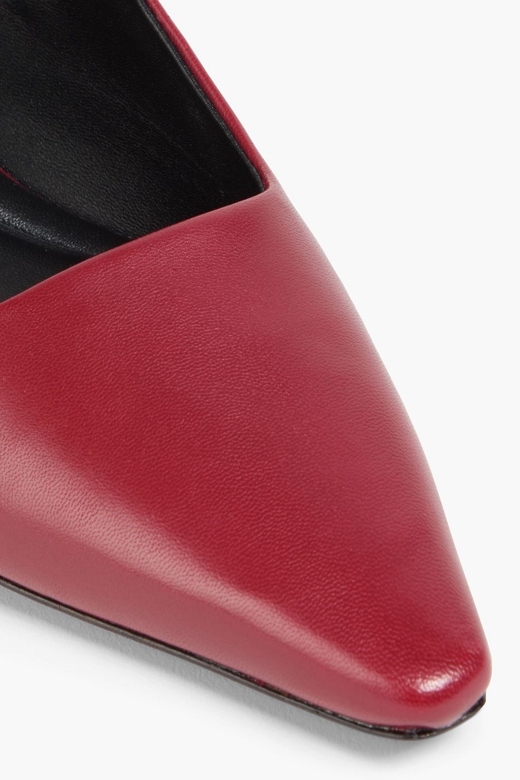 VINCE. حذاء بامب "فينيس" من الجلد ومزود بحزام خلفي