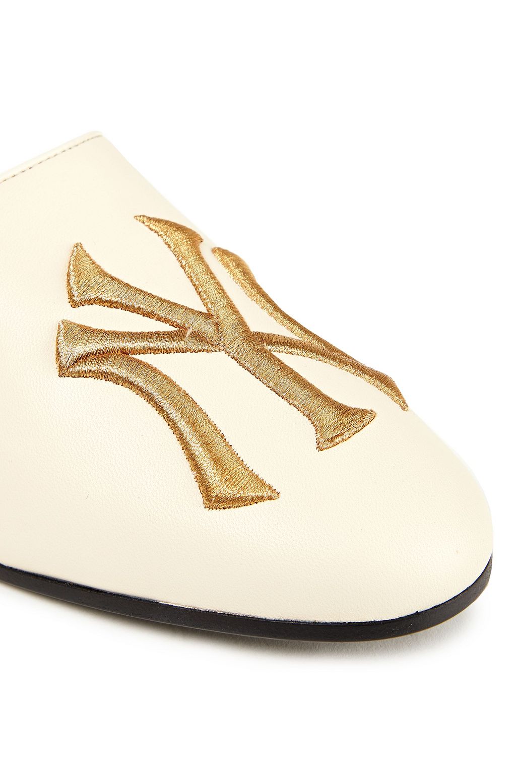 GUCCI + New York Yankees Slippers aus Leder mit Stickereien in Metallic-Optik