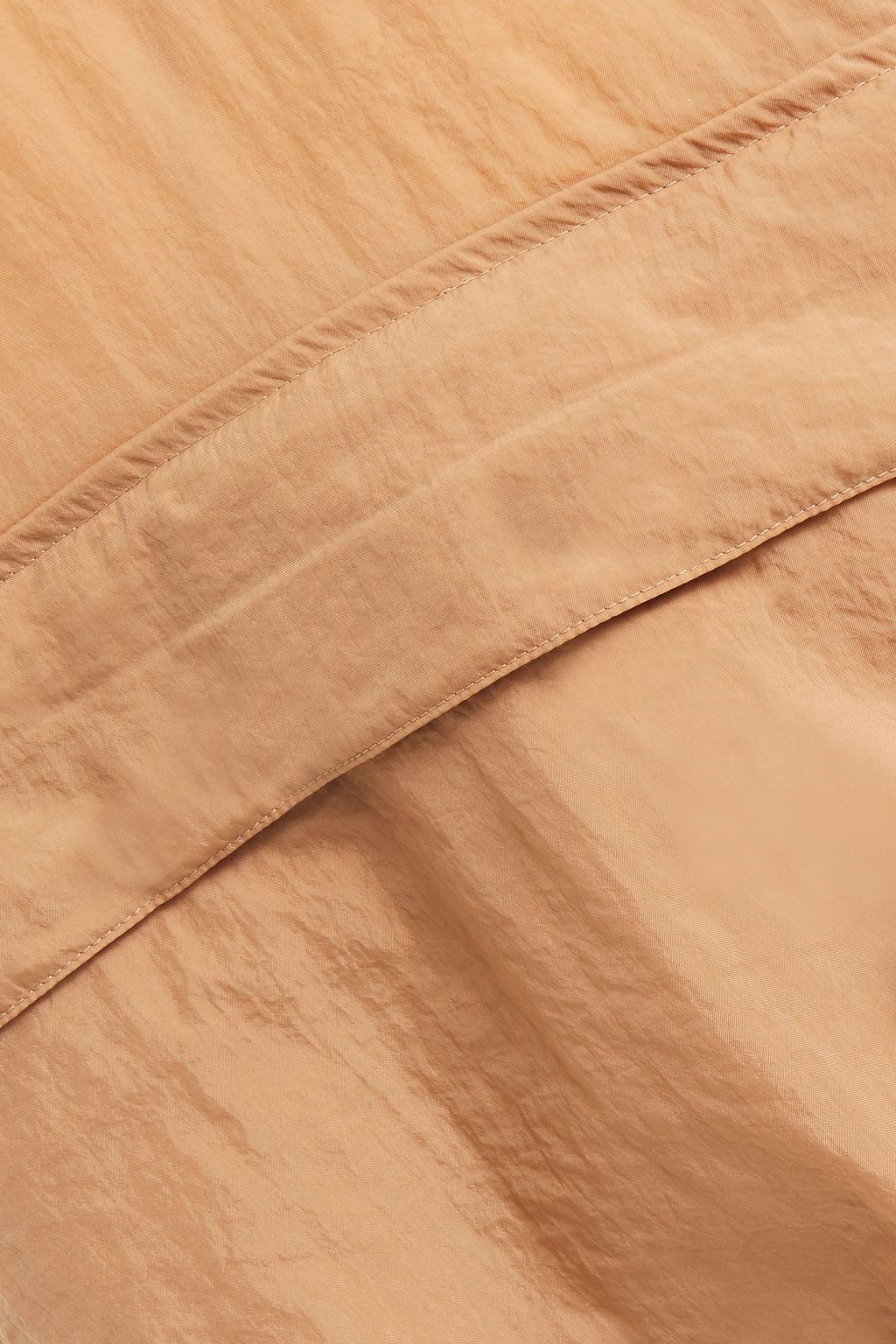 REEBOK X VICTORIA BECKHAM جاكيت «ريبوك إكس فيكتوريا بيكهام» من قماش مقاوم للماء وبتصميم مجعّد