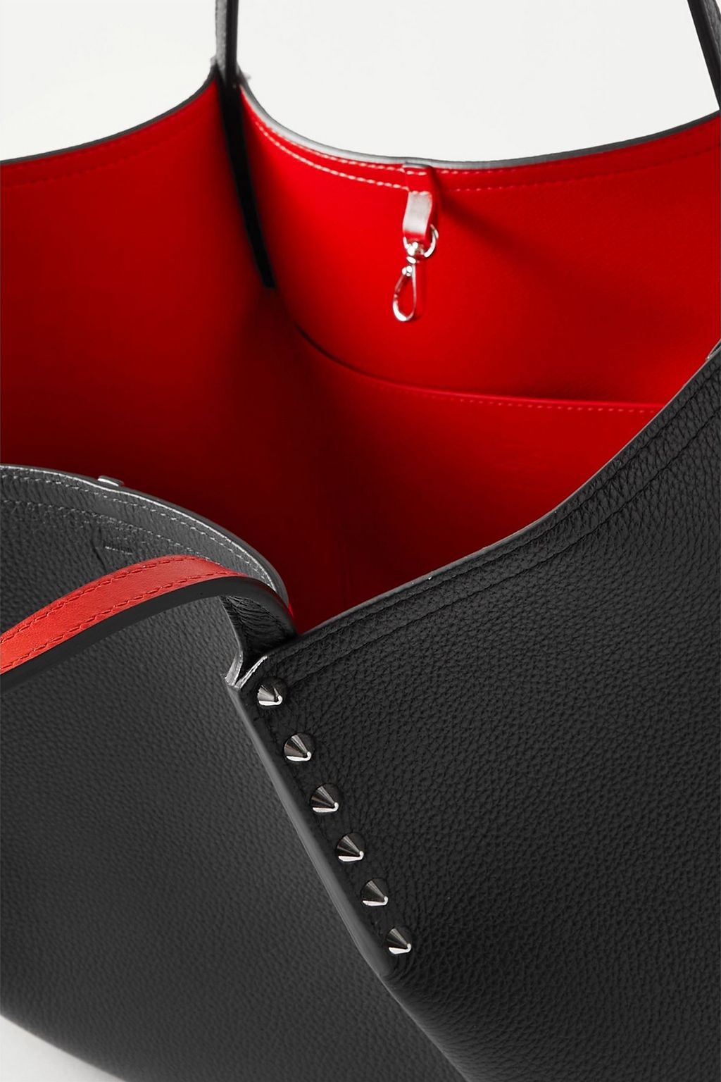 CHRISTIAN LOUBOUTIN حقيبة توت Cabarock من الجلد النافر مزينة بمسامير