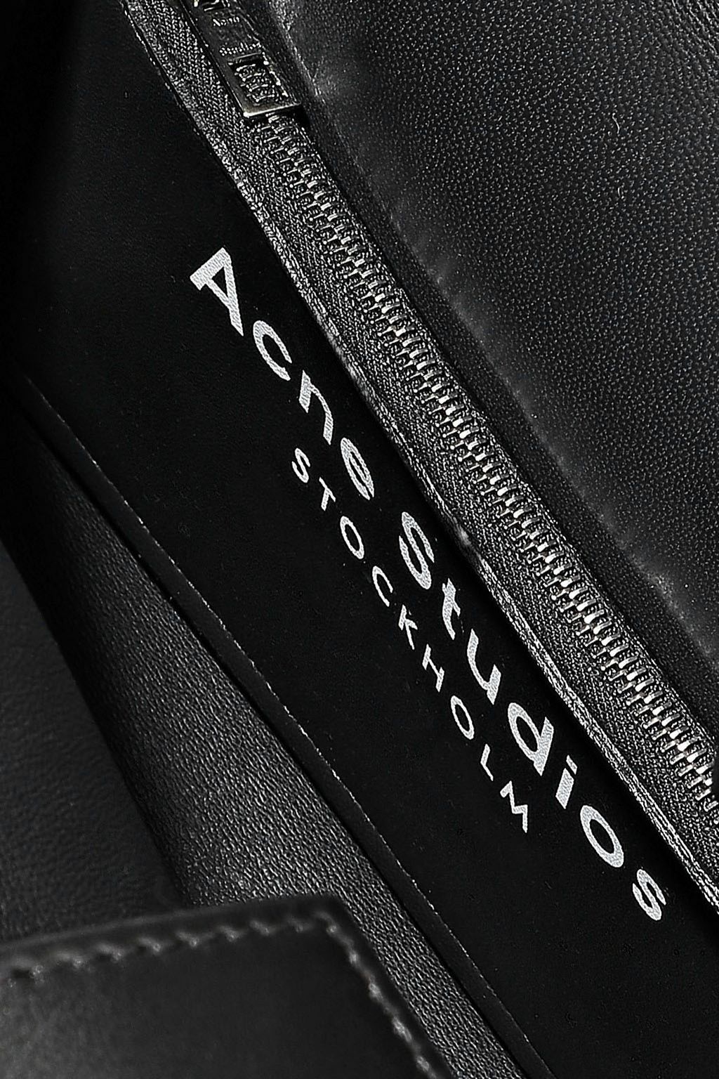 ACNE STUDIOS Musubi Schultertasche aus Leder mit Knotendetail